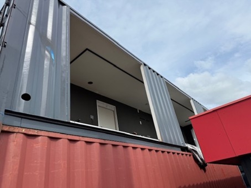 6 aangepaste zeecontainers die gediend hebben op een expo.
De containers zijn aangepast waardoor er bijvoorbeeld wanden ontbreken. Door de stockage in open lucht is het interieur aangetast.