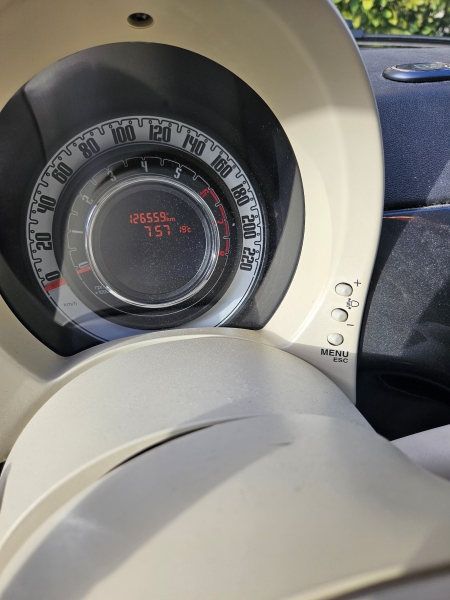 véhicule de marque Fiat type 500 année 2013 de teinte grise
carburant : essence - 51 KW
kilométrage : 126.560 km
boîte manuelle
griffes sur carrosserie
1 clé
présence de l'ensemble des papiers de bord (2ème volet du certificat d'immatriculation compris)