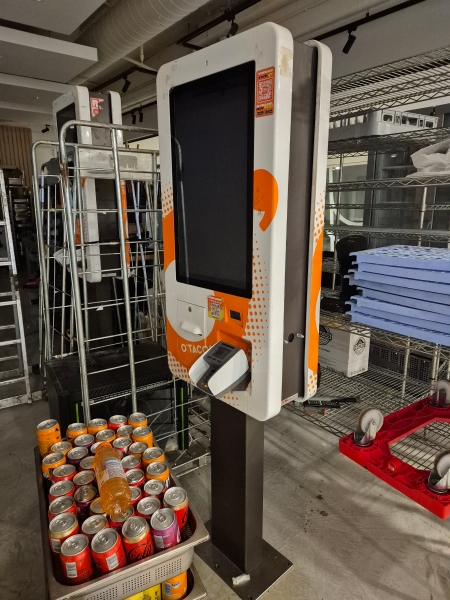 Ensemble du matériel de salle et de cuisine utile à l'exploitation du commerce