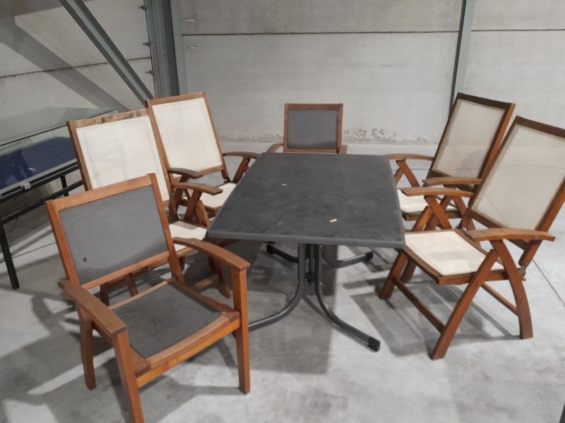Aluminium tuintafel en 6 houten tuinstoelen