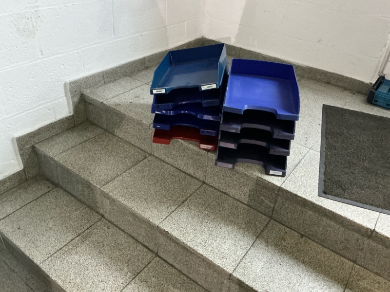 29 racks de rangement pour bureau, de couleur bleu, rouge, gris