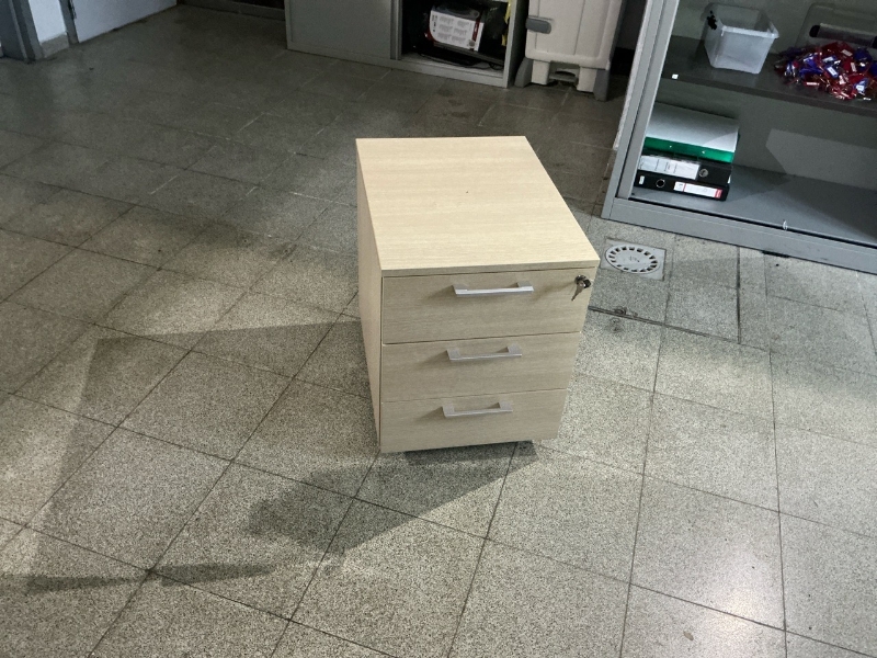 Un meuble d'appoint en bois clair stratifié, sur roulettes, avec une clé, état parfait 