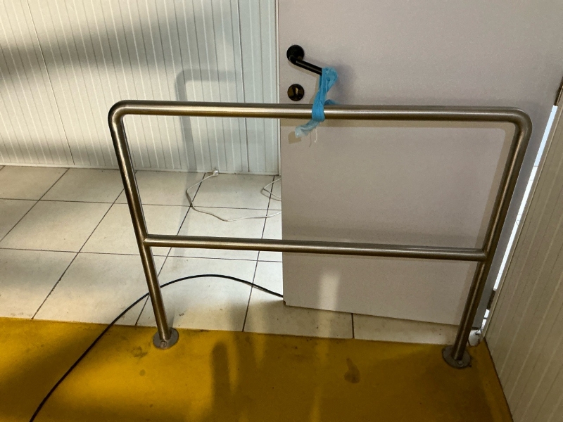 Ensemble en inox de marque ITEC, type station hygiène comprenant 10 barrières en inox avec 3 tourniquets électriques, dont un avec lave-semelles et deux avec désinfection des mains