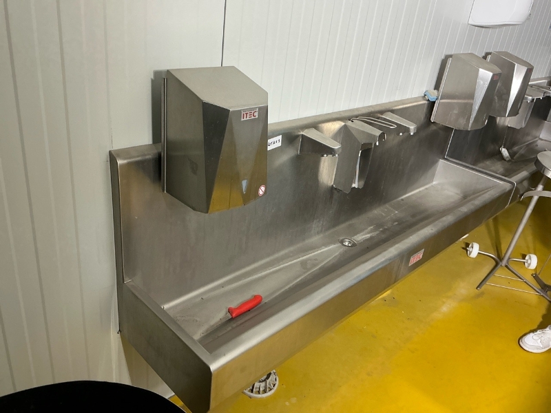 2 éviers en inox avec chacun 2 arrivées d'eau, 2 distributeurs de savon et 2 sèches mains de marque ITEC