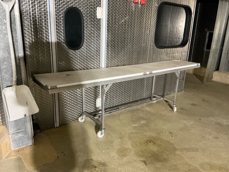 Table de découpe en inox avec revêtement en résine, avec roulettes en résine, dimensions : 320 cm x 60 cm
