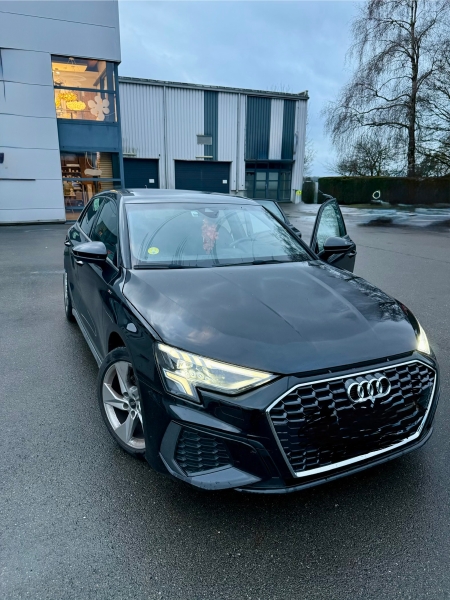 AUDI A3 SPORTBACK S-LINE de 2023 - 54.000km - avec documents de bord et deux clés - boîte DSG - en ordre de CT jusqu'au 13/07/2027 - accidentée à l'arrière