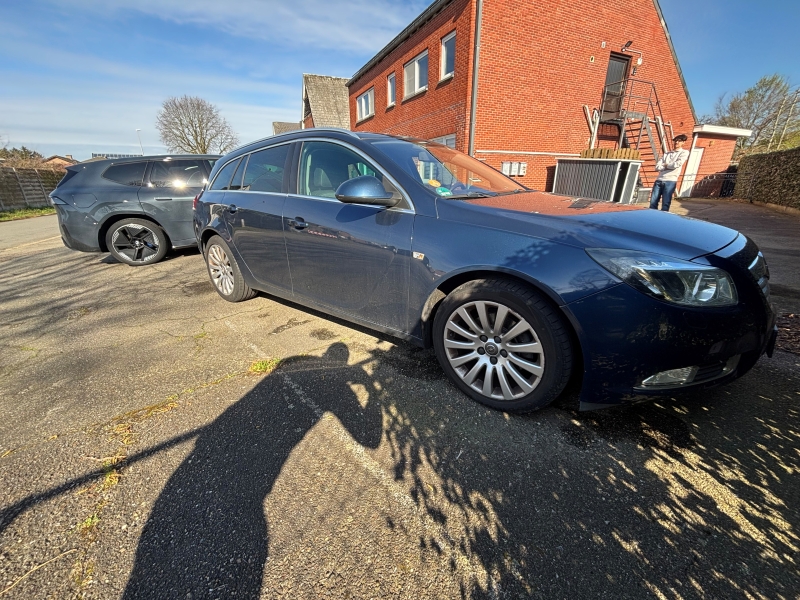 Personenwagen Opel Insignia - donkergrijze kleur - Diesel - geen sleutels aanwezig - boorddocumenten enkel inschrijvingsbewijs deel 1 aanwezig - kilometerstand 203.123 KM