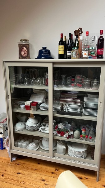 Un kicker de café 
Un meuble vitrine en métal gris/beige (vaisselle non incluse)