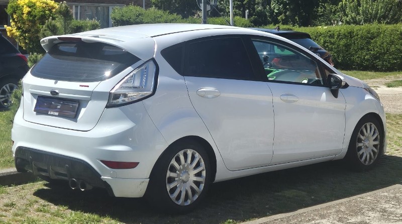 Ford Fiesta Hatchback, witte kleur, eerste inschrijving 16/01/2012, chassisnummer WF0JXXGAJJBP79725, benzine, kentekenbewijs deel 1, keuringsbewijs (geldig tot en met 06/01/2027), kilometerstand 170.323 km, geen Car-Pass aanwezig
