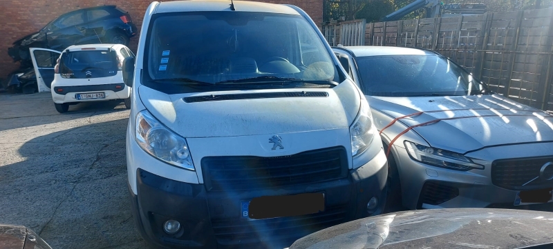 Véhicule utilitaire PEUGEOT EXPERT de couleur blanche - première immatriculation en 2015 - avec papiers - 180 347 kilomètres